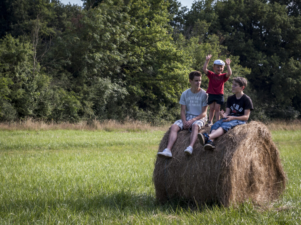 Famille jouant en extérieur – photo famille nature spontanée